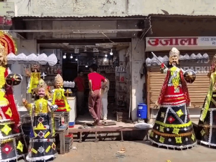 आगरा के घटिया आजम खां में सजा रावण बाजार:1200 से 3000 तक में बिक रहे पुतले, 50 साल से लग रहा बाजार