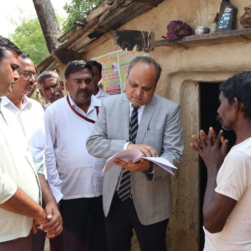 मिर्जापुर के ककरद गांव पहुंचे विधिक सेवा प्राधिकरण के सचिव:सरकारी योजनाओं, शिक्षा और कानूनी सहायता की जमीनी हकीकत परखी