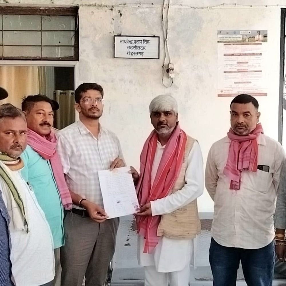 शोहरतगढ़ में बाढ़ पीड़ितों के समर्थन में उतरे मणेन्द्र मिश्रा:तहसीलदार को सौंपा ज्ञापन, बोले-100 एकड़ फसल जलमग्न, तुरंत मिले सरकारी मुआवजा