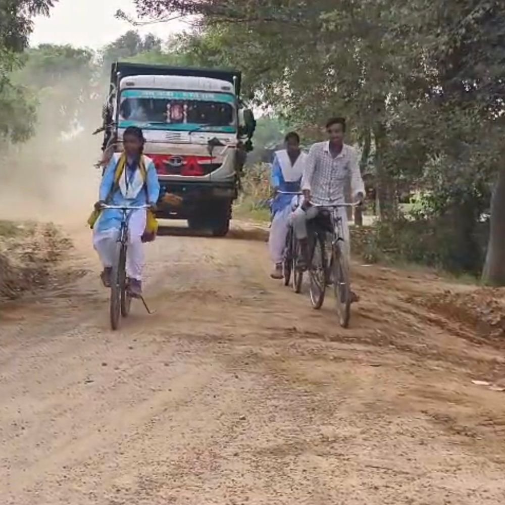 बाराबंकी में अवैध मिट्टी खनन पर कार्रवाई:खनन अधिकारी ने बिना कागजात वाले ट्रक का चालान किया, शिकायतों के बाद विभाग ने सख्ती बढ़ाई