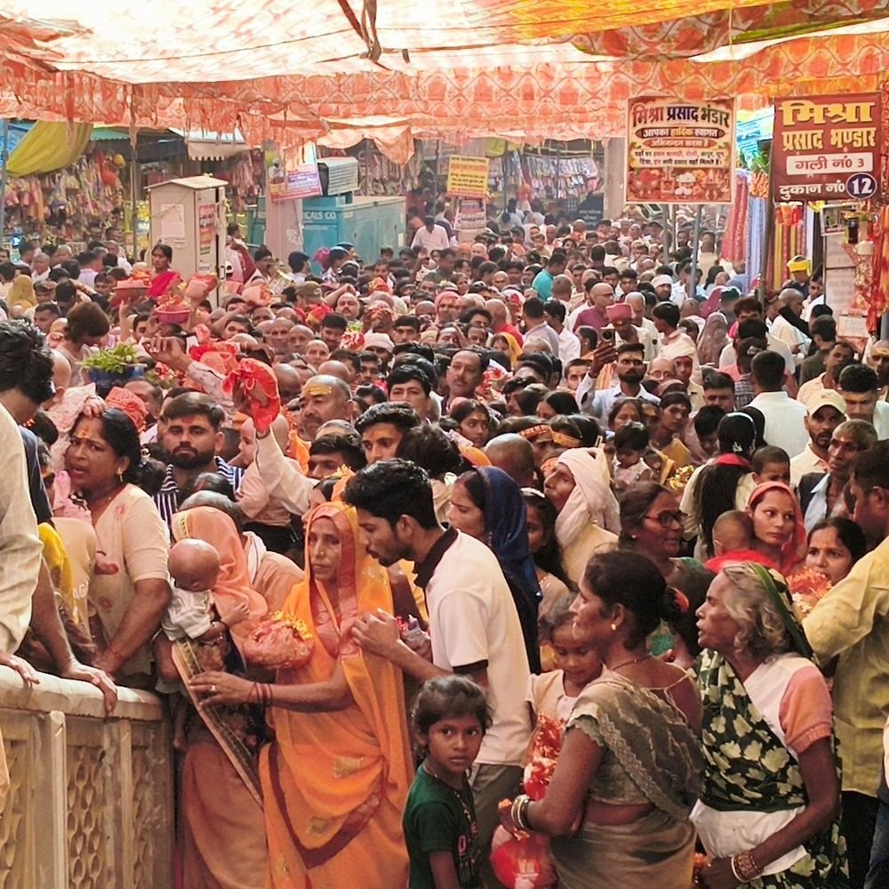 मां विंध्यवासिनी के शृंगार से मंगला आरती तक; 5 तस्वीरें:सुबह 7 बजे तक 2 लाख ने किए दर्शन, एक किमी लंबी कतार में लगे श्रद्धालु