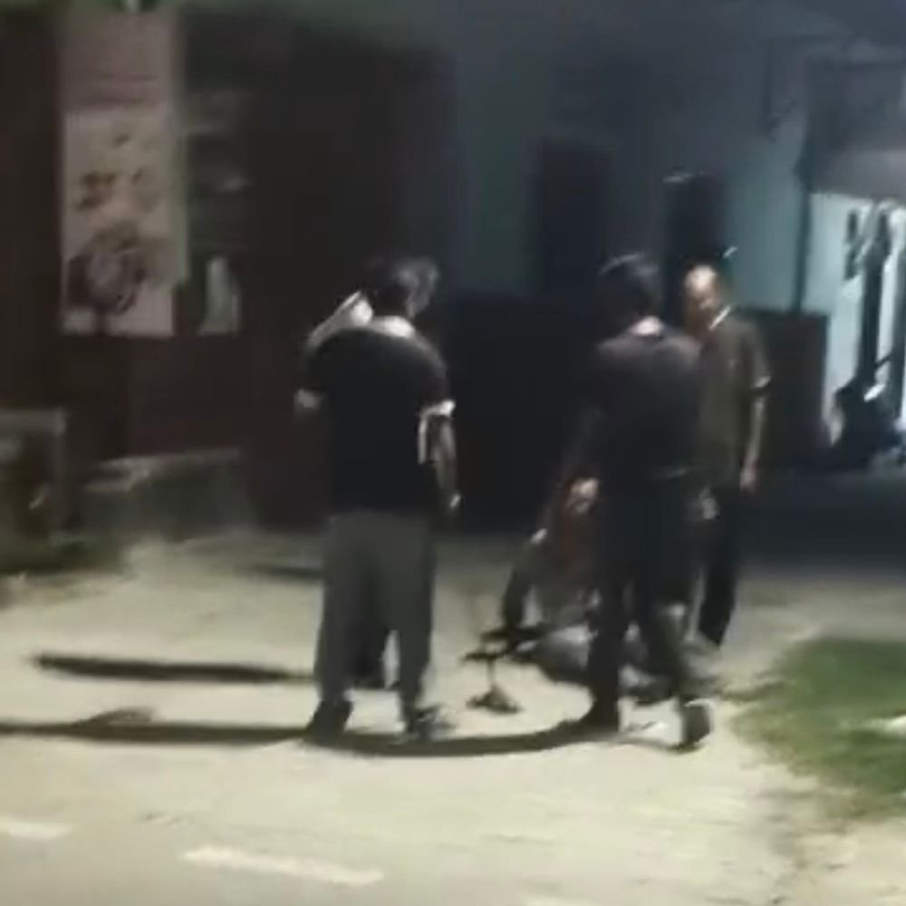 बिजनौर में मामूली विवाद पर युवक को लाठी-डंडों से पीटा:मारपीट के कई वीडियो सामने आए, पिता की शिकायत पर केस दर्ज