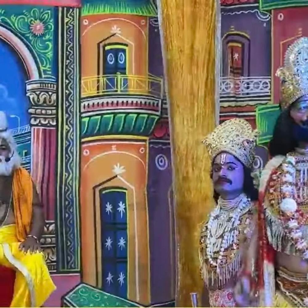 लखनऊ में रामलीला में अहिल्या उद्धार का मंचन:147वें वार्षिकोत्सव में कलाकारों ने भगवान राम के जीवन प्रसंगों को जीवंत किया