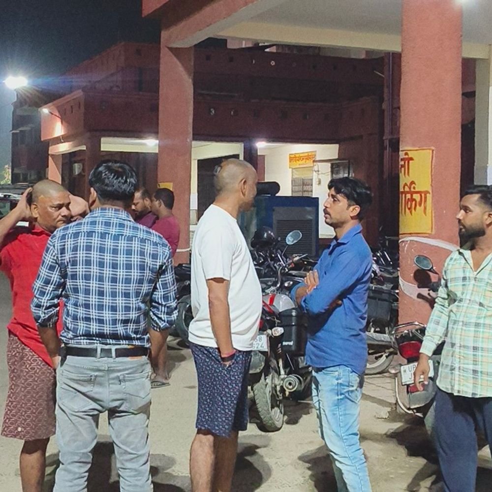 संतकबीरनगर में बेटे को बचाने आए पिता की हत्या:रुपयों के विवाद में हो रही थी मारपीट, सीने में चोट लगने से मौत
