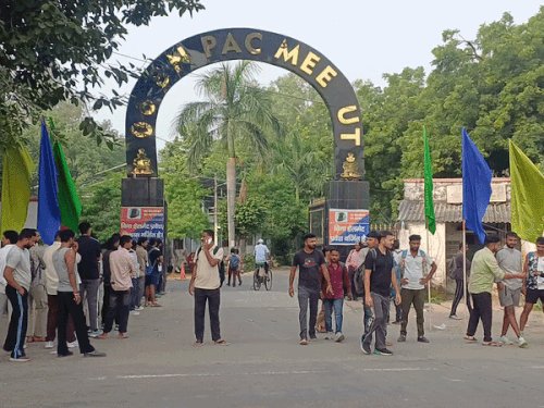 मेरठ में पुलिस भर्ती दौड़, 13 अभ्यर्थियों की तबीयत बिगड़ी:3 के पैर में फ्रैक्चर, एक ICU में भर्ती; पांचवें दिन पूरी हुई प्रक्रिया