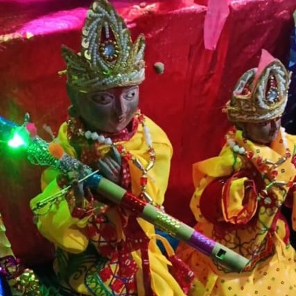 कानपुर में 100 साल पुरानी राधा-कृष्ण की मूर्ति चोरी:घाटमपुर के सजेती में प्राचीन मंदिर से अष्टधातु की मूर्तियां चुरा ले गए चोर, पुलिस जांच में जुटी