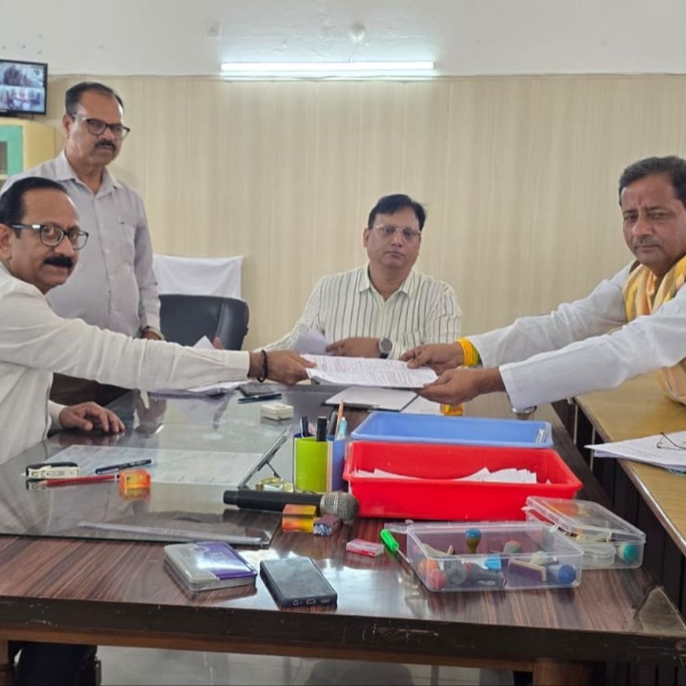झांसी में BJP के अशोक कुमार राठौर ने नामांकन किया:एमएलसी पद के लिए मंगलवार को समर्थकों संग रैली निकालकर दाखिल करेंगे दूसरा सेट