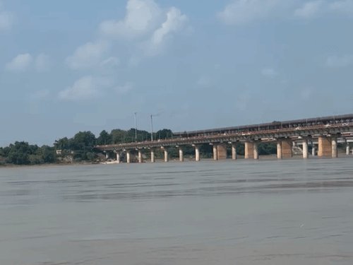 दिन में तेज धूप-उमस से बेहाल, रात में बढ़ी ठंडक:दो दिन से कड़क धूप, दिन-रात के तापमान में करीब 5 डिग्री का अंतर, सुबह-शाम महसूस होने लगी ठंडक