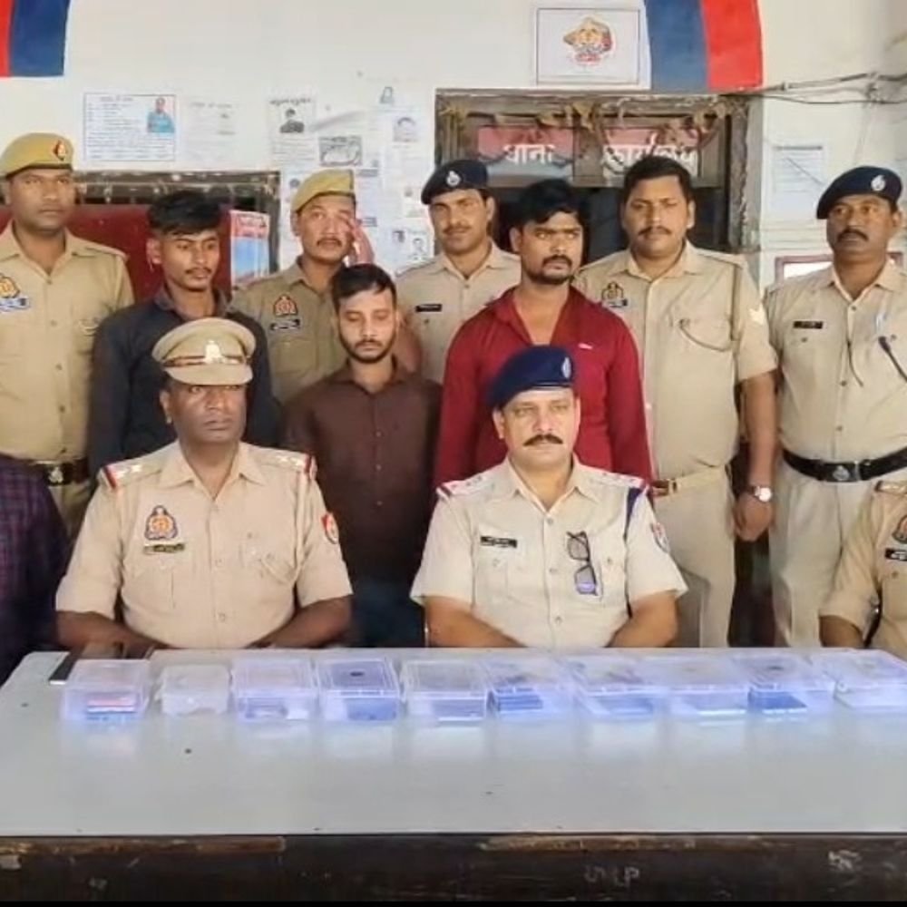 मिर्जापुर स्टेशन से यात्रियों का सामान चुराने वाले तीन गिरफ्तार:आरोपियों से 7 मोबाइल, सोने-चांदी के आभूषण और 11 हजार रुपए मिले