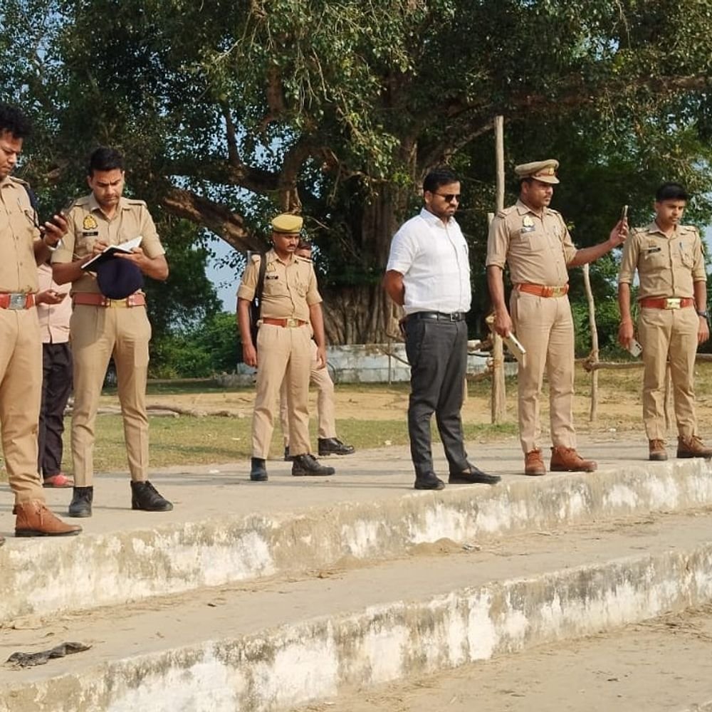 अयोध्या में SDM ने घाटों को किया निरीक्षण:दुर्गा प्रतिमा विसर्जन की तैयारियां तेज, संपर्क मार्गों के गड्ढे तत्काल भरवाने के निर्देश