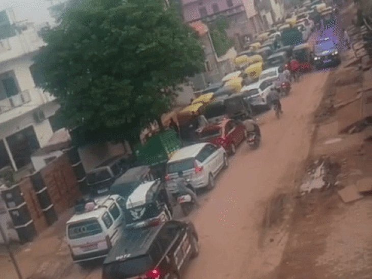 खेरिया मोड़ पुल बंद, 1 KM तक लगा लंबा जाम:फाटक बंद होने पर दो से तीन घंटे तक जाम में फंस रहे लोग, प्रदर्शन की तैयारी