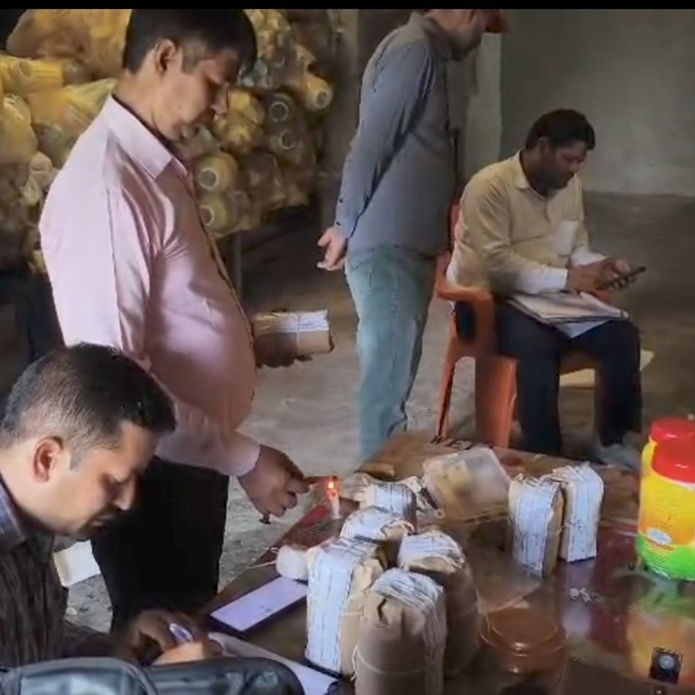 बुलंदशहर में जैन ग्रुप के प्रतिष्ठान पर छापा:216 लीटर वेजिटेबल फैट सीज, खाद्य विभाग की टीम ने 3 ब्रांडों के नमूने लिए