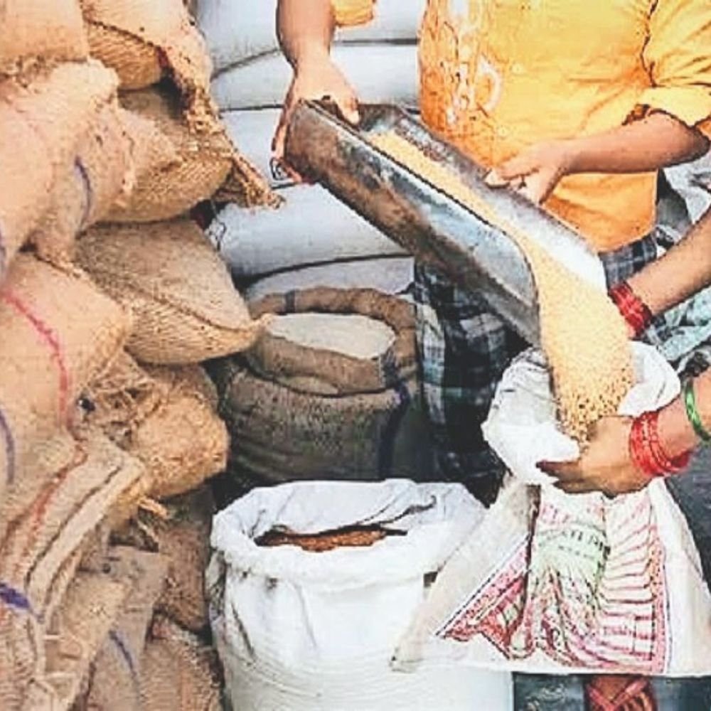 राशन डीलर की दुकान से 99 कुंतल अनाज गायब:सहारनपुर में 62 कार्डधारकों ने खोली पोल, अंगूठा लगवाकर राशन के लिए कटवाता था चक्कर