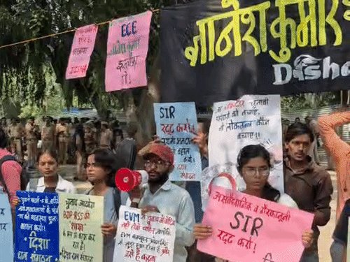 प्रयागराज में मुख्य चुनाव आयुक्त के इस्तीफे पर अड़े प्रदर्शनकारी:SIR रद्द व पुरानी लिस्ट बहाल करने की मांग,राजनीतिक-छात्र संगठनों का विरोध जारी