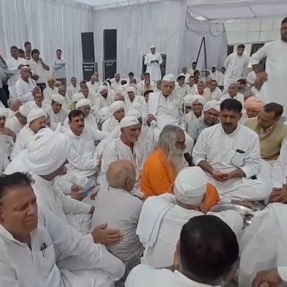 खाप चौधरी सुरेंद्र सिंह की तेरहवीं में कई नेता पहुंचे:केंद्रीय मंत्री जयंत चौधरी, संजीव बालियान और टिकैत बंधु भी शामिल हुए