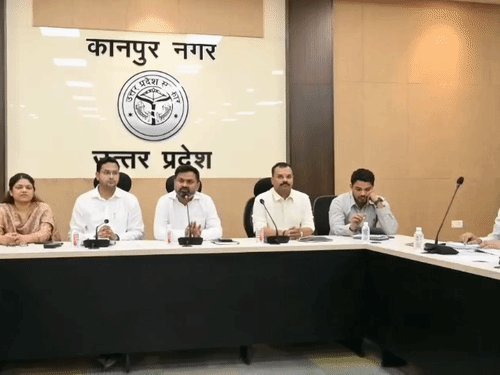 डीएम का अल्टीमेटम, दीपावली से पहले सुधारें सड़कें:स्ट्रीट लाइट और सफाई पर भी दिया जोर, अस्पताल-स्कूल जाने वाले रास्ते पहले सुधरेंगे