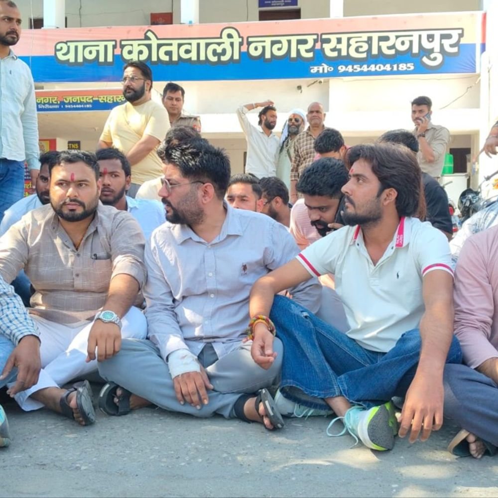सहारनपुर में हिंदू संगठन ने किया थाने का घेराव:दो गायों को काटकर दावत में परोसने का आरोप, आरोपियों पर कार्रवाई की मांग को लेकर अड़े