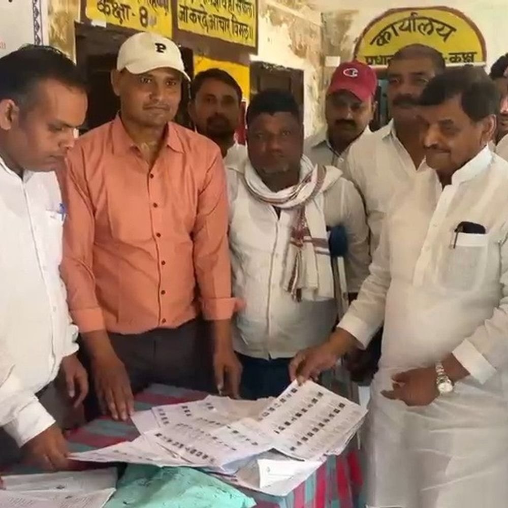 शिवपाल यादव ने बूथों का जायजा लिया:मतदाता पुनरीक्षण अभियान के तहत कार्यकर्ताओं की सक्रियता परखी, 17-24 अक्टूबर तक चलेगा कार्यक्रम