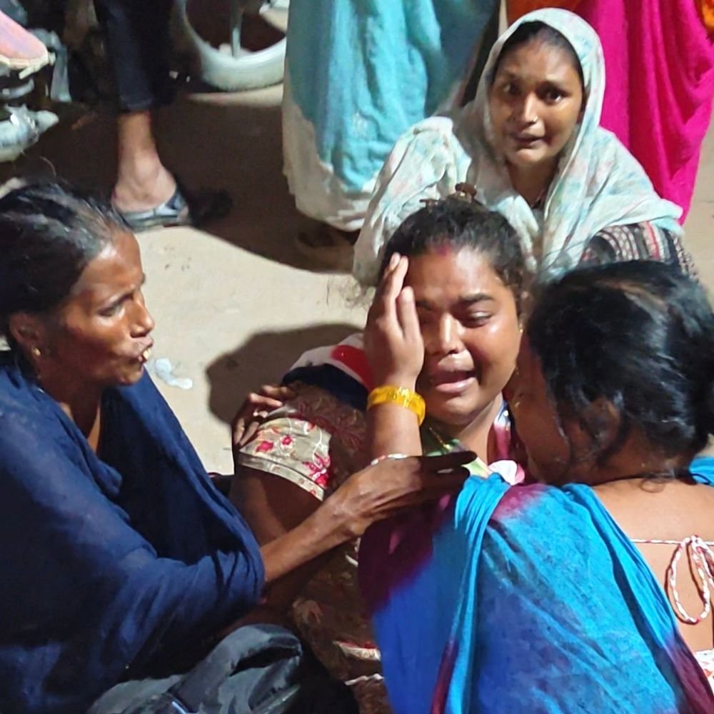 लोहे की सीढ़ी हाईटेंशन लाइन से छूई, 2 की मौत:हरदोई में कैमरा लगाने जा रहे थे; सवायजपुर में पेट्रोल पंप के पास हादसा