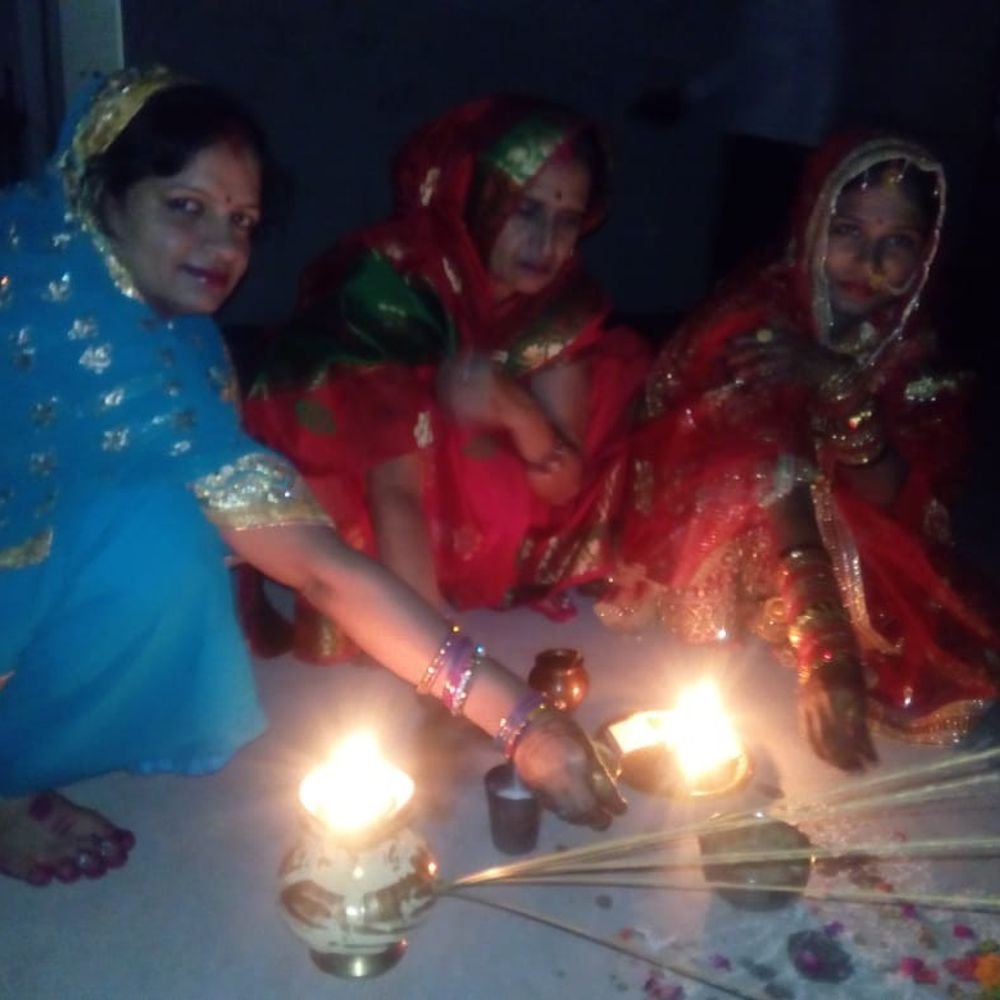 कानपुर में करवाचौथ का पर्व:परिवार के साथ की पारंपरिक पूजा, घर में बना रहा उत्सवी माहौल
