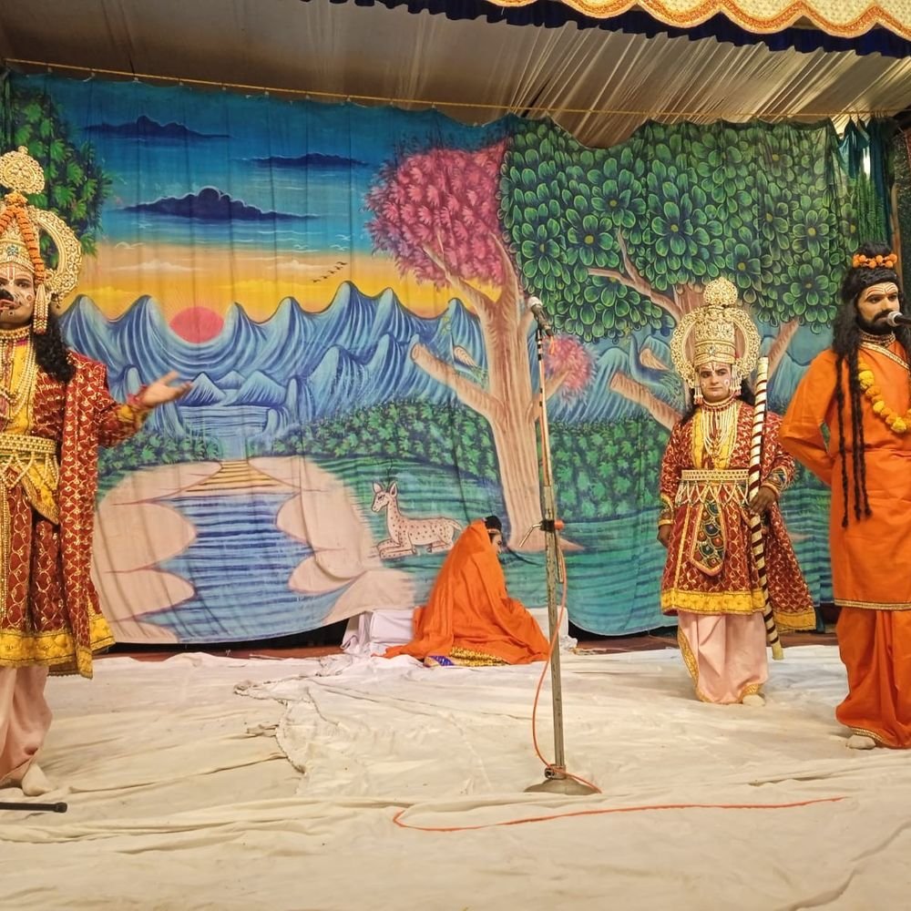 रामपुर में रामलीला:श्रीराम ने तोड़ा शिवधनुष; लक्ष्मण-परशुराम संवाद का मंचन, शाम को राम बारात निकलेगी