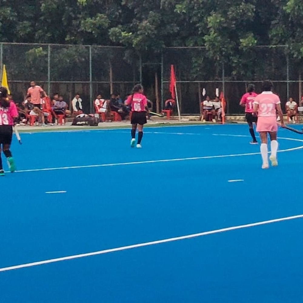 प्रदेश स्तरीय जूनियर बालिका हॉकी में 4 टीमें सेमीफाइनल में:कानपुर, गोरखपुर, अयोध्या और आजमगढ़ ने क्वार्टर फाइनल में जीत दर्ज की
