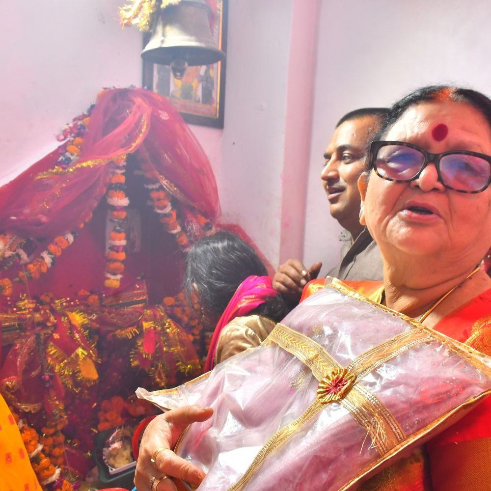 मनसा देवी मंदिर में उमड़े श्रद्धालु:तड़के सुबह से लगीं कतारें, 'जय माता दी' से गूंजा परिसर