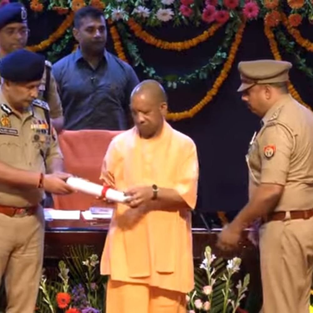 बुलंदशहर इंस्पेक्टर धर्मेंद्र राठौर को मुख्यमंत्री वीरता पदक:CM योगी ने लोकभवन में किया सम्मानित, प्रदेश के 10 चुनिंदा पुलिसकर्मियों में शामिल