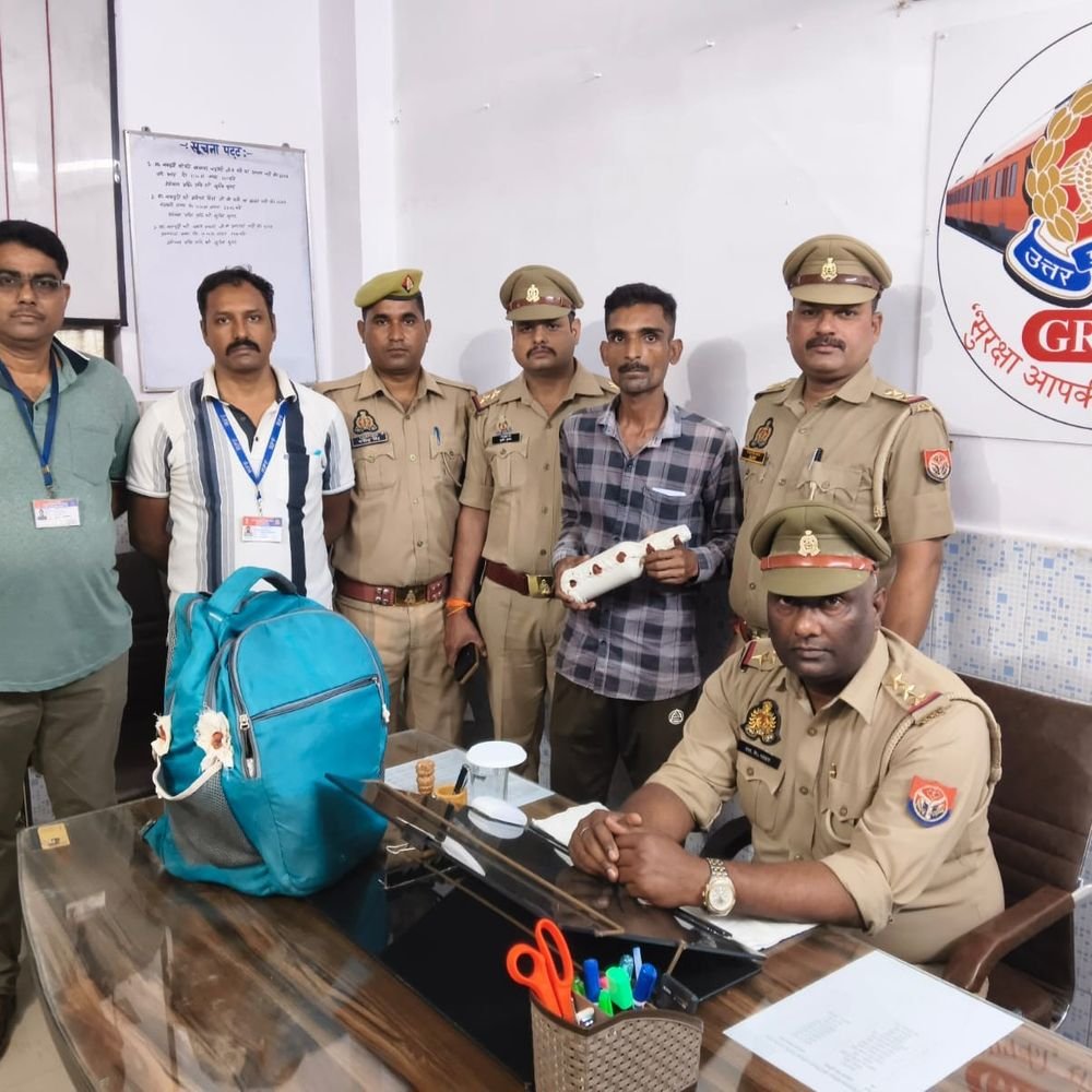 प्रयागराज में 11 बोतल अंग्रेजी शराब के साथ युवक अरेस्ट:यूपी से ट्रेन में शराब लेकर बिहार जाता था, महंगे दाम पर बेचता था