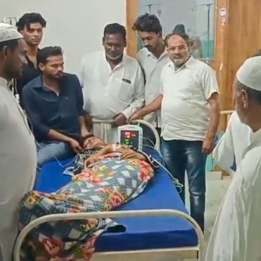 कोचिंग से लौट रहे छात्रों की बाइक-स्कूटी में टक्कर:3 घायल, एक की हालत गंभीर; हिसामपुर गांग नहर के पास हादसा