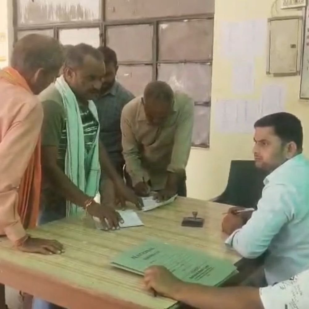 महोबा में भारी बारिश से पुलिया बही, रास्ता ठप:दो महीने से परेशान ग्रामीण तहसील दिवस पहुंचे, जल्द निर्माण की मांग