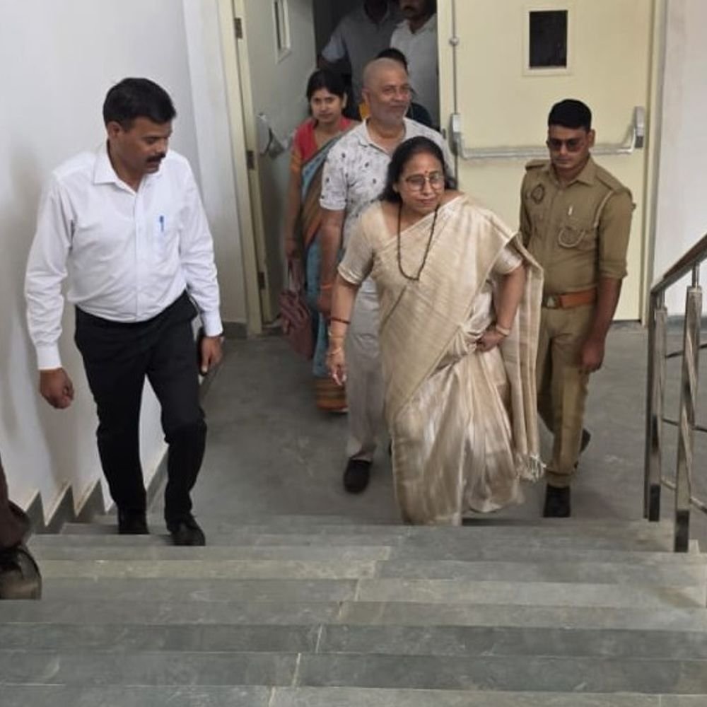 मिर्जापुर में विंध्यवासिनी विश्वविद्यालय के निर्माण कार्यों में मिलीं कमियां:कुलपति ने धीमी प्रगति पर जताई नाराजगी, 15 अक्टूबर तक हैंडओवर का दावा