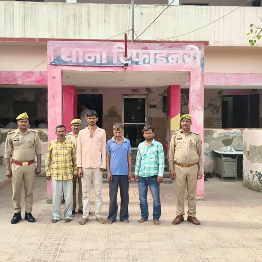 मथुरा में जुआ खेलते 4 लोग गिरफ्तार:रिफाइनरी पुलिस ने 2530 रुपये और ताश की गड्डी बरामद की