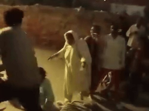 झांसी में महिला को लाठी से पीटने का VIDEO:बचाने आई बेटी से भी मारपीट की, दो पक्षों में जमकर हुआ संघर्ष