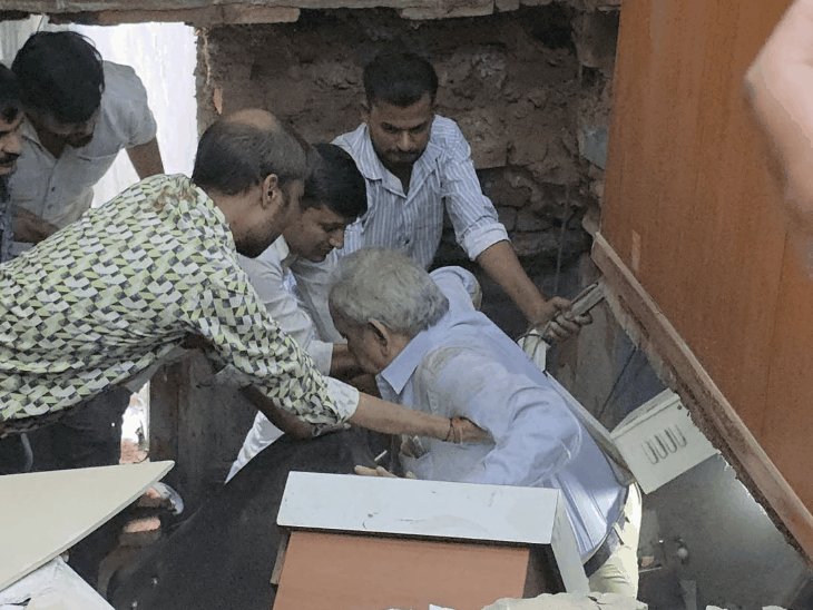 चश्मे की दुकान के बेसमेंट का लेंटर गिरा, डॉक्टर-मौलाना घायल:मशीन से आंखों की जांच के दौरान हादसा, दुकानदारों ने मलबे से निकाला
