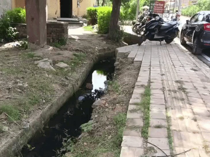 जनकपुरी क्षेत्र में बनी सड़क लेकिन खुले रह गए नाले:टूटे पड़े हैं फुटपाथ, हाईवे किनारे भी नहीं ढके मैनहोल, 4 दिन बाद है महोत्सव
