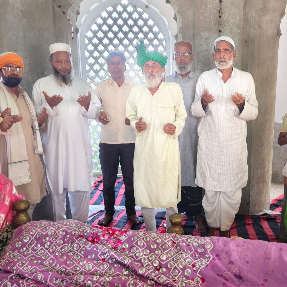 संभल की टीले वाली दरगाह पर बैरक मेला:हजारों अकीदतमंदों ने मांगी अमन-चैन की दुआ, मेले में दिखी गंगा-जमुनी तहजीब