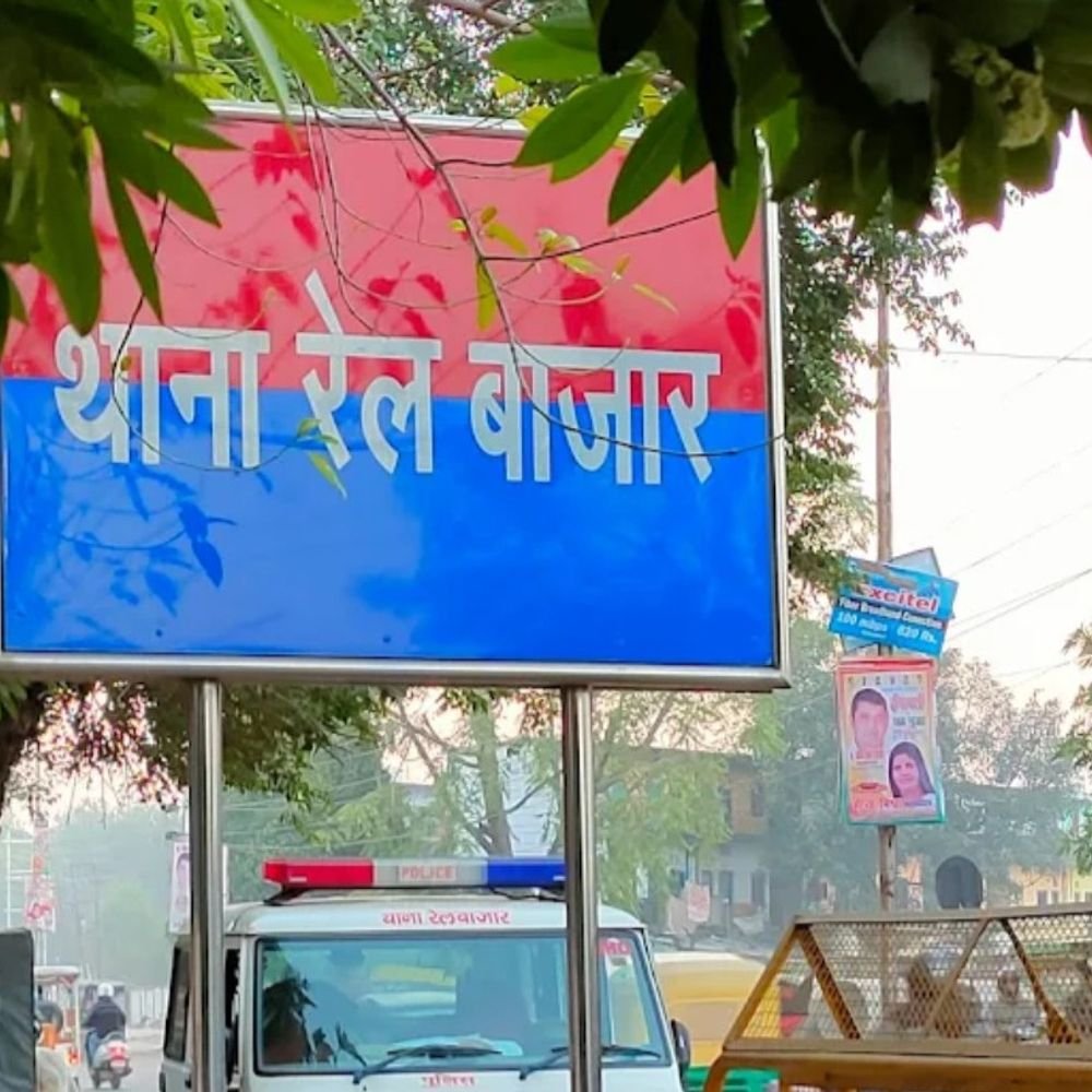 इंस्पेक्टर को 24 घंटे में सस्पेंड कराने की धमकी:धार्मिक टिप्पणी पर कार्रवाई न होने का आरोप, युवक ने पुलिस को घेरा