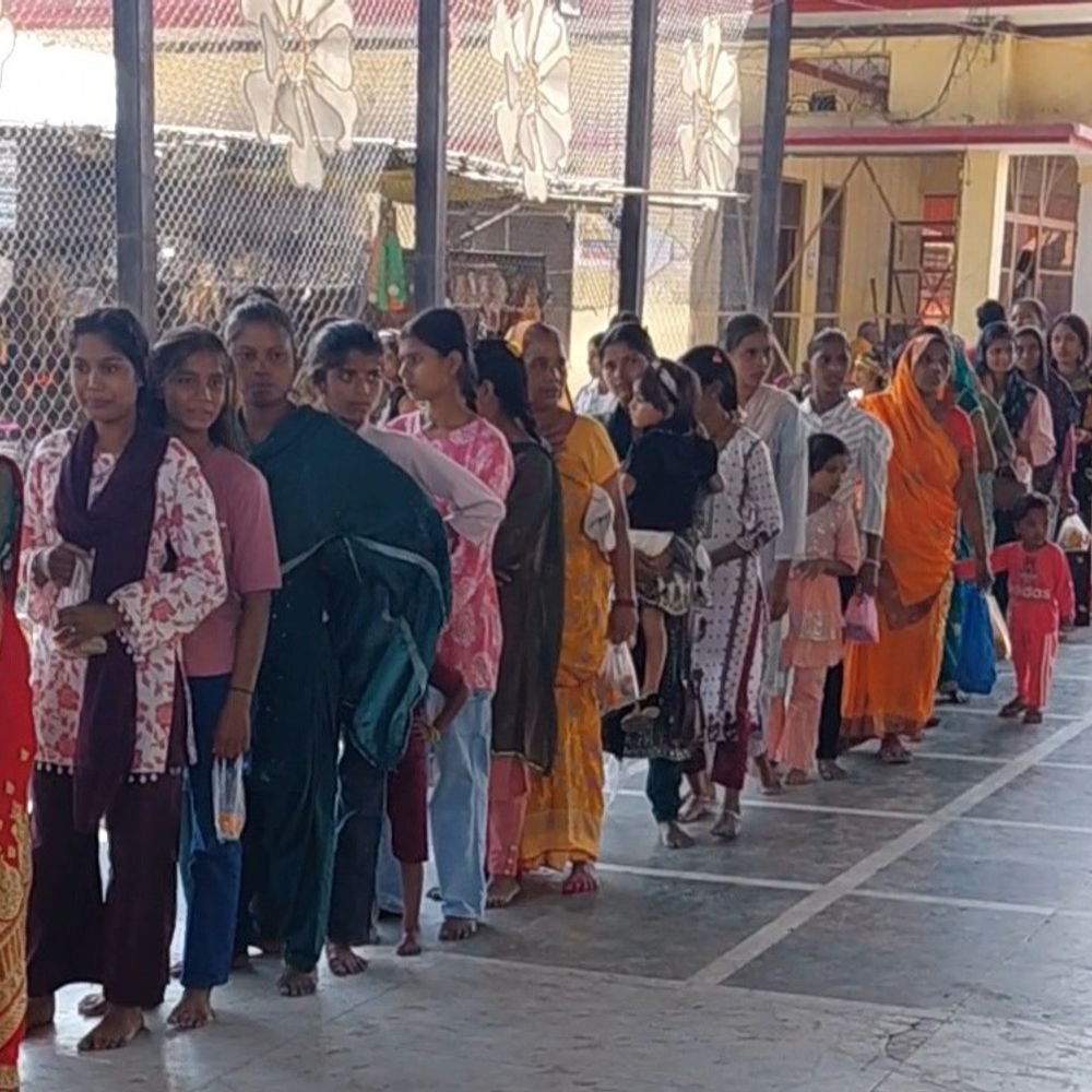 फर्रुखाबाद में नवमी पर मंदिरों में उमड़ी भक्तों की भीड़:गुरुगांव देवी मंदिर में 50 हजार से ज्यादा भक्तों ने किए दर्शन, ड्रोन से निगरानी
