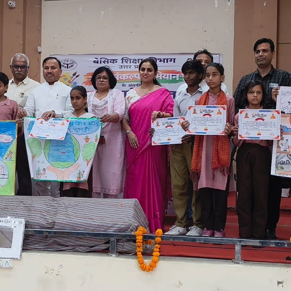 हापुड़ की ग्राम पंचायतों में स्वच्छता अभियान चला:सेवा संकल्प अभियान के तहत छात्राओं ने चित्रकला से दिया पर्यावरण संरक्षण का संदेश