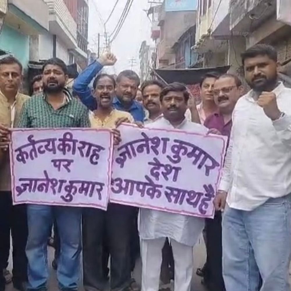 संभल में CEC के समर्थन में व्यापारियों का प्रदर्शन:"भारत रत्न" देने की मांग उठाई, स्लोगन के साथ पैदल मार्च किया