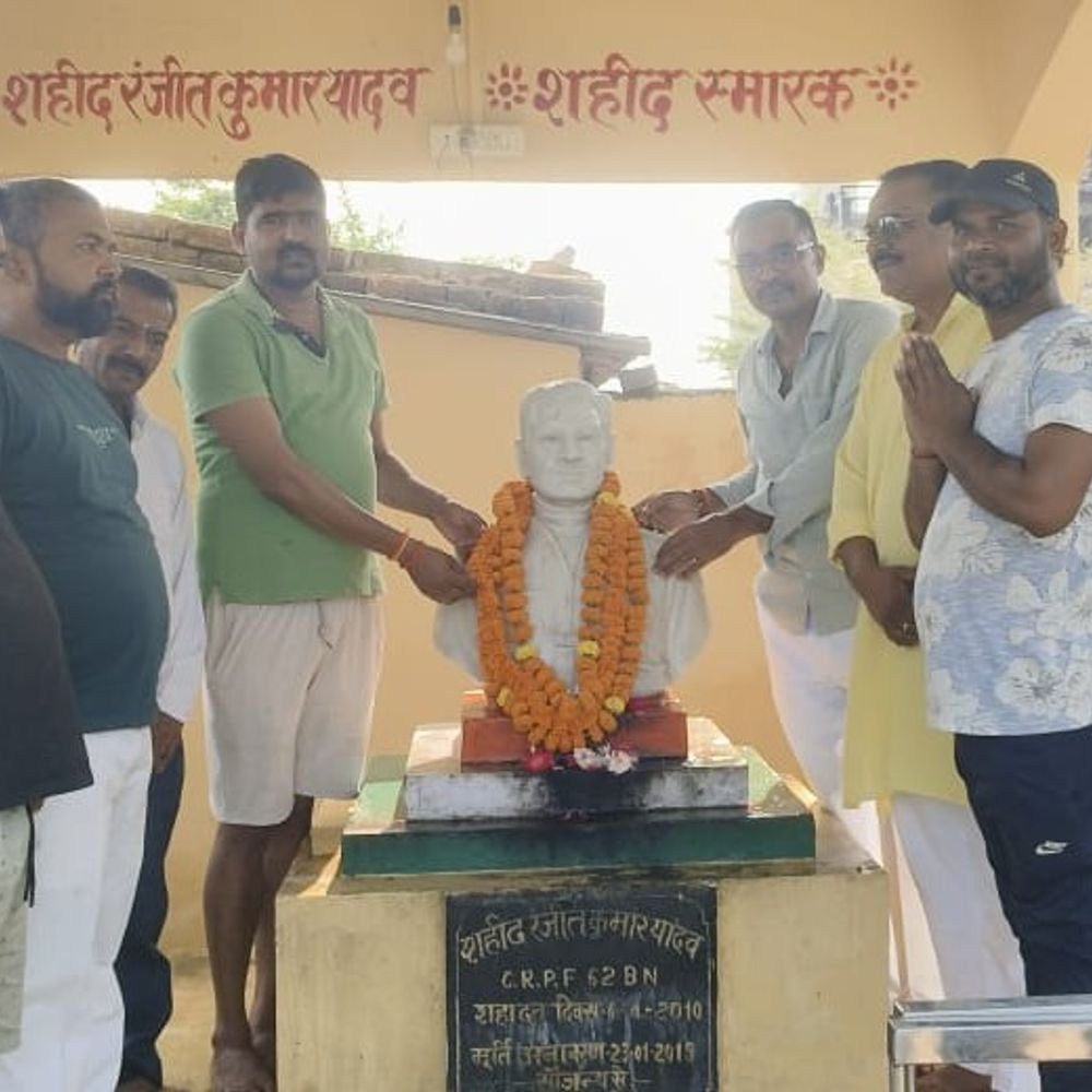 गांधी-शास्त्री जयंती पर स्वच्छता अभियान चलाकर शहीद को श्रद्धांजलि दी:दिलीपपुर बाजार में कार्यकर्ताओं ने शहीद रंजीत यादव की प्रतिमा को नमन किया