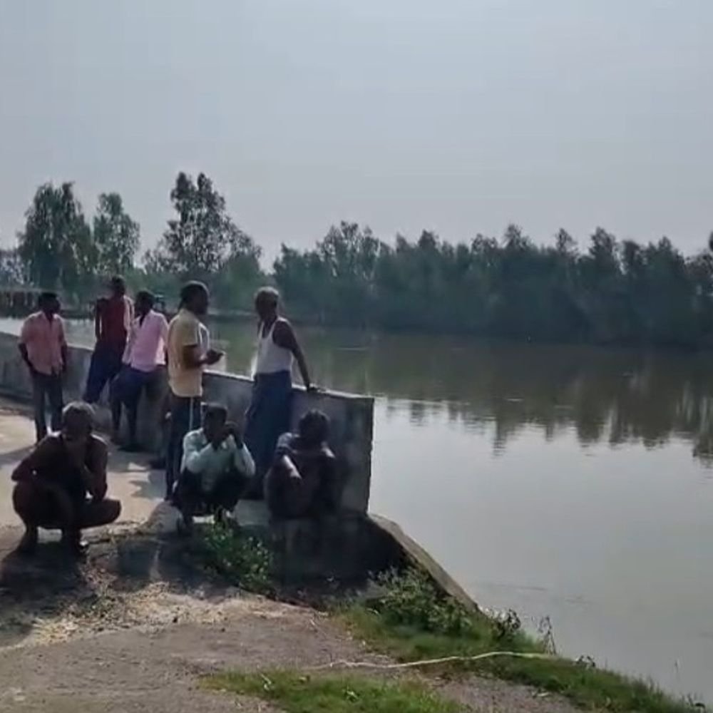 अरिल नदी में नहाने उतरे चार दोस्त डूबे:3 को ग्रामीणों ने बचाया; एक लड़का लापता, गोताखोर तलाश में जुटे