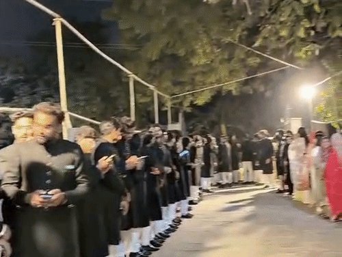 AMU में सरसैयद डे पर मना जश्न:आधी रात तक कैंपस में घूमते दिखे छात्र,सुरक्षा के लिए पुलिस रही तैनात