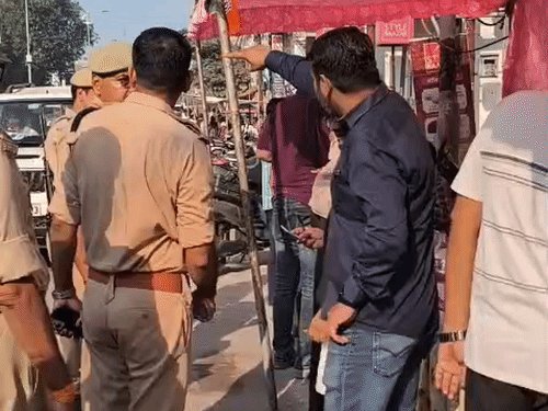 प्रयागराज में हरवारा बूथ के बाहर भाजपा का शिविर हटवाया:सपा प्रत्याशी और नेताओं ने किया हंगामा, मौके पर पुलिस बल तैनात