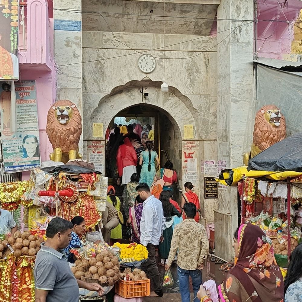 मां माहेश्वरी देवी मंदिर में हजारों भक्तों ने टेका माथा:शारदीय नवरात्र के पहले दिन दर्शन के लिए उमड़ी भीड़, पुलिस भी रही तैनात