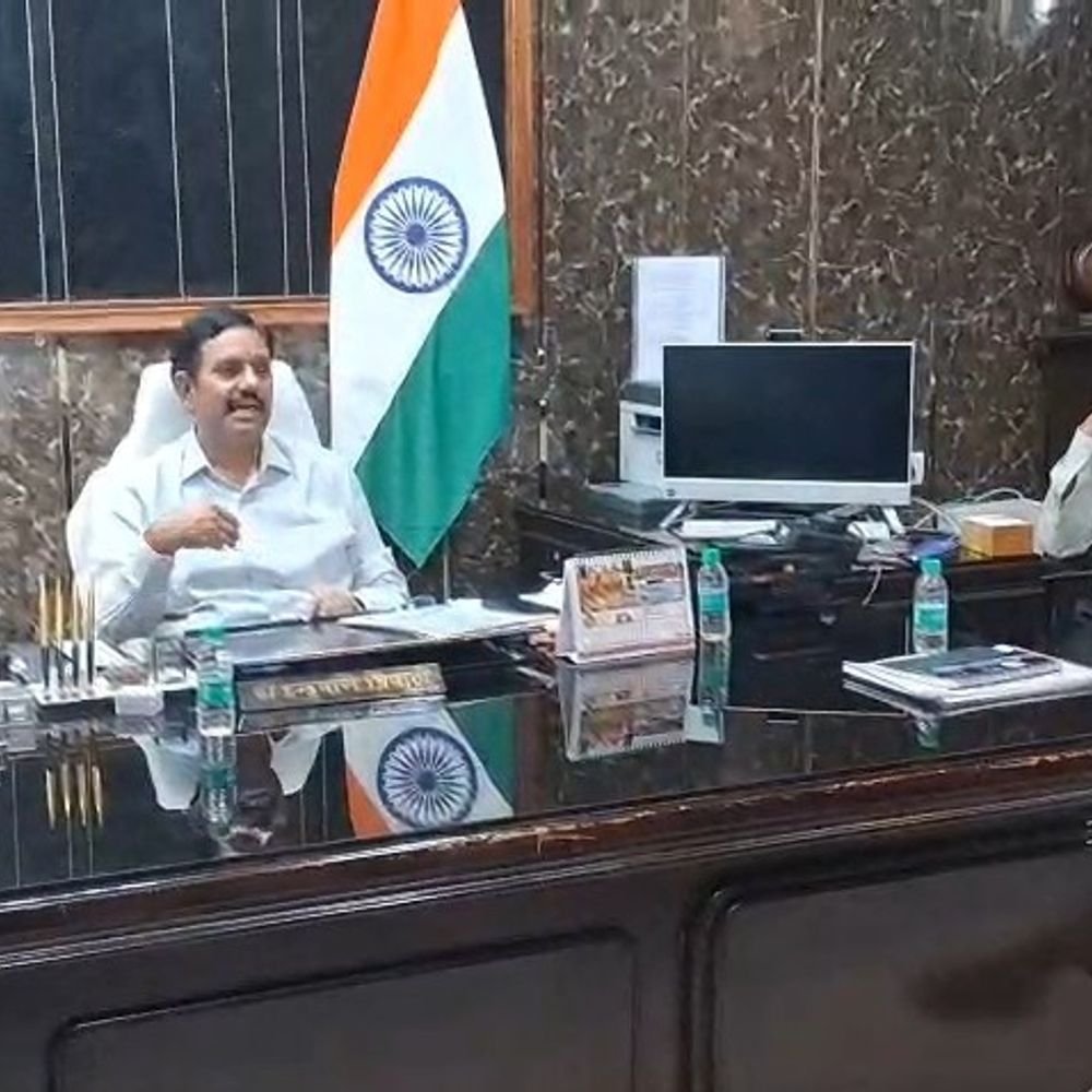मैनपुरी में 1200 मतदाताओं वाले बूथों का होगा बंटवारा:17 और 24 अक्टूबर को लगेंगे कैंप, डीएम ने निर्वाचन तैयारियों की समीक्षा कर दिए निर्देश