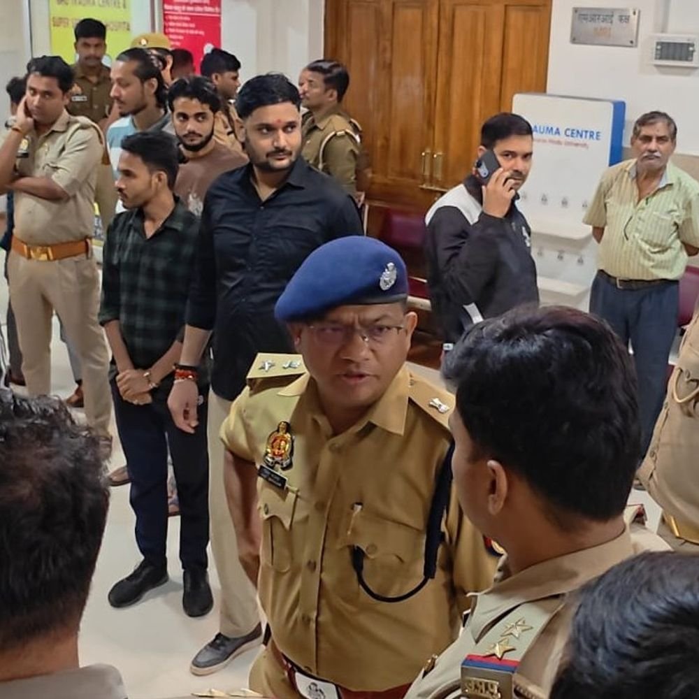 वाराणसी में सिपाही को बदमाशों ने मारी गोली:असलहा तस्करों की दबिश को गई फोर्स पर फायरिंग, तीन गोलियां लगी