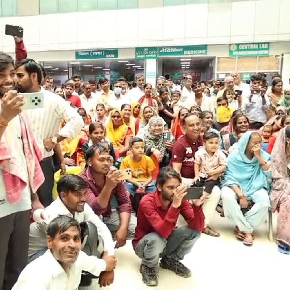 सैफई की नई ओपीडी में मरीजों के लिए मैजिक शो:सेंटर ऑफ हैप्पीनेस की पहल, इलाज के दौरान तनाव कम करने की कोशिश