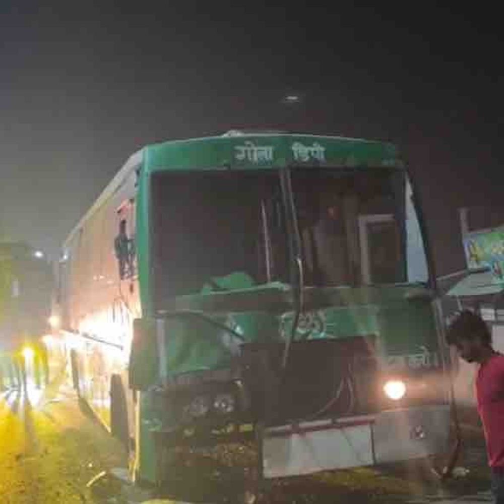 नेशनल हाईवे पर रोडवेज बस कैंटर से टकराई, 22 घायल:गाजियाबाद में पंचर के कारण सड़क पर खड़ा था कैंटर, 6 को ज्यादा चोट लगी